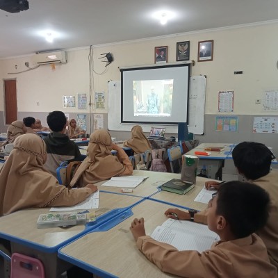 Nonton Bareng Kultum Ramadhan, Siswa MIN 14 Al Azhar Asy Syarif Perkuat Pembinaan Spiritual