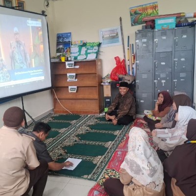 GTK MIN 14 Al Azhar Asy Syarif Ikuti Live Streaming Kultum Ramadan Kanwil Kemenag DKI