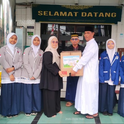 Gebrakpalas MTsN 14 Jaktim, Siswa Bagikan 100 Paket Takjil kepada Masyarakat