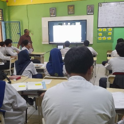 MTsN 29 Jakarta Gunakan Smart TV untuk Pembelajaran Interaktif
