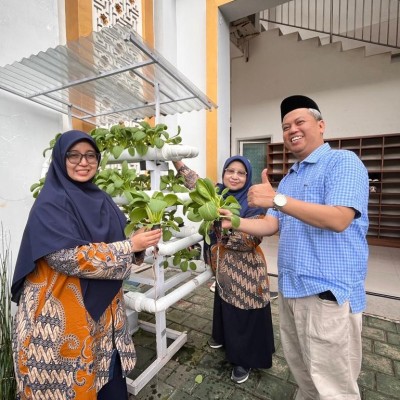 Panen Pakcoy Hidroponik di MTsN 41 Jakarta, Program Madrasah Dukung Edukasi Lingkungan