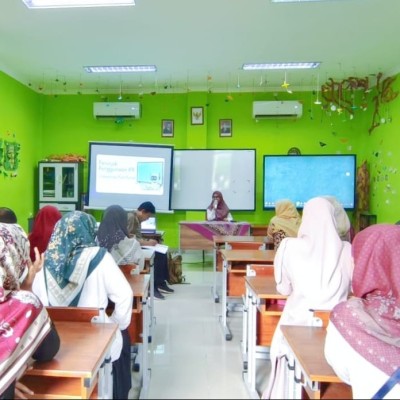 Sosialisasi Penggunaan Interactive Flat Panel di MTsN 19 Jakarta, Wujudkan Inovasi Pembelajaran Digital