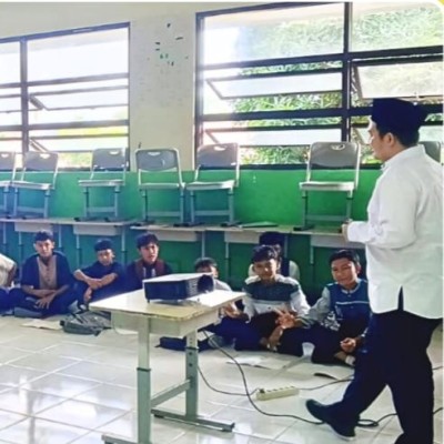 Penyuluh Agama Islam Kemenag Kepulauan Seribu Isi Pesantren Kilat di SMPN 133 Jakarta