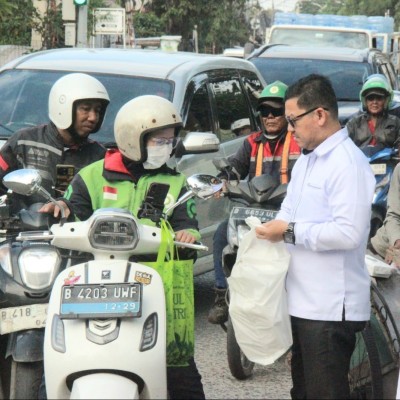 Kemenag Jakarta Utara Bagikan Takjil Ramadhan, Perkuat Kepedulian Sosial kepada Masyarakat