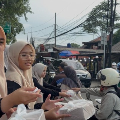 OSMAA Boarding 41 Tebar Kebaikan Ramadan, 200 Paket Takjil Dibagikan untuk Masyarakat Sekitar Madrasah