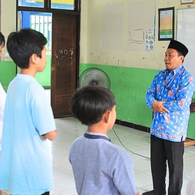 Penyuluh Kemenag Kepulauan Seribu Bimbing Siswa SMPN 133 Jakarta Pahami dan Praktikkan Sholat
