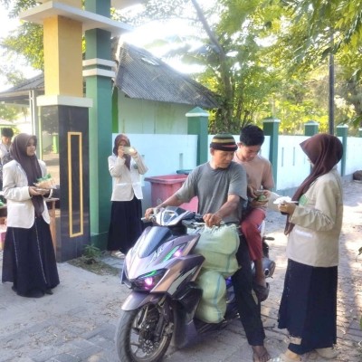 MTsN 26 Kepulauan Seribu Bagikan Takjil di Pulau Tidung, Tanamkan Kepedulian Sosial Siswa