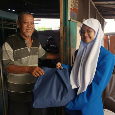 Siswa MTsN 37 Jakarta Bagikan Sembako kepada Warga, Perkuat Kepedulian Sosial di Lingkungan Madrasah