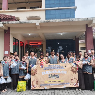 Siswa MTsN 14 Jakarta Timur Ikuti Aksi Berbagi Takjil Pramuka di Kecamatan Makasar