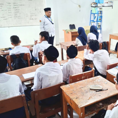 Penyuluh KUA Kepulauan Seribu Utara Tanamkan Akhlaqul Karimah Pada Siswa MTsN 26 di Pulau Pramuka