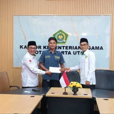 Kankemenag Jakarta Utara Salurkan ZIS untuk Satpam dan Petugas Kebersihan