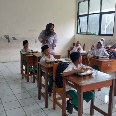 Hari Pertama MBG di MIN 17 Kepulauan Seribu, Siswa Kelas 3 Antusias Terima Makanan Bergizi