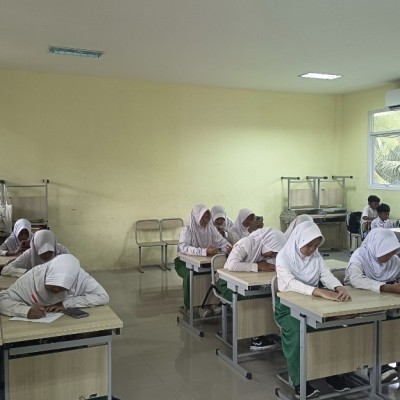 Hari Pertama ASAT Kelas VI MIN 17 Kepulauan Seribu Berjalan Lancar, Berbasis HP