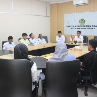 Kankemenag Jakarta Utara Salurkan ZIS untuk Tenaga Non-ASN