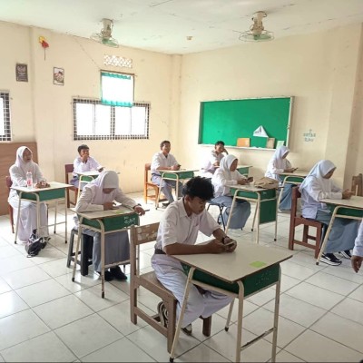 Kakankemenag Jakarta Utara Tinjau Pelaksanaan UM di MAN 21 dan MA Al-Wathoniyah 14