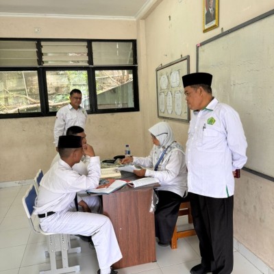 Kasi Pendis Kemenag Kepulauan Seribu Monitoring Ujian Praktik di MTsN 26