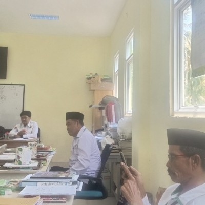 Kasi Pendis Kemenag Kepulauan Seribu Tinjau Pelaksanaan MBG di MIN 17