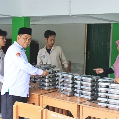 Pastikan Gizi Siswa Terpenuhi, Kasi Pendis dan Bimas Islam Tinjau MBG di MTsN 26 Kepulauan Seribu