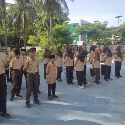 Ujian Praktik Dimulai, Siswa Kelas VI MIN 17 Kepulauan Seribu Ikuti Arahan Panitia