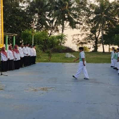 MIN 17 Kepulauan Seribu Gelar Upacara Khidmat, Tanamkan Disiplin dan Semangat Menjelang TKA