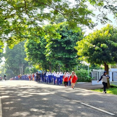 Jalan Keliling Komplek, MTsN 14 Jakarta Tanamkan Budaya Sehat dan Peduli Lingkungan