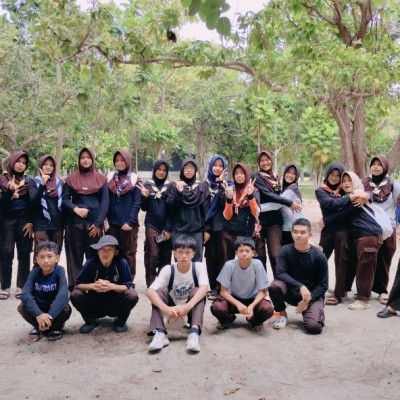 Pramuka MTsN 26 Kepulauan Seribu Ikuti Aksi Bersih Pantai dan Survival, Perkuat Kepedulian Lingkungan Pesisir