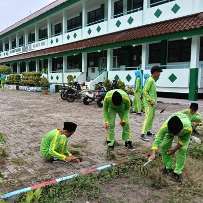 MTsN 26 Kepulauan Seribu Gelar Kerja Bakti Massal, Perkuat Budaya Peduli Lingkungan
