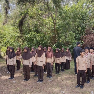 Langkah Tegap di Alam Terbuka: Paskibra MIN 17 Kepulauan Seribu Tempa Disiplin dan Kebersamaan