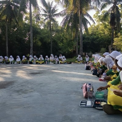 Program Cegah Penyakit Cacingan, Siswa MIN 17 Kepulauan Seribu Serentak Minum Obat Cacing