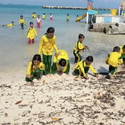 Jejak Hijau Siswa MIN 17: Aksi Hari Bumi Bersih Pantai dan Tanam Mangrove di Pulau Panggang