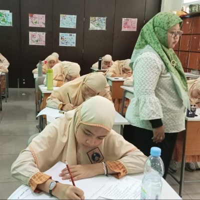 MIN 14 Al-Azhar Asy-Syarif Gelar Ujian Ma’had Kelas VI, Hari Pertama Berlangsung Tertib dan Khidmat