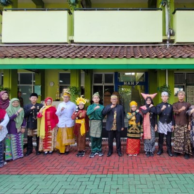 MAN 7 Jakarta Apresiasi Kostum Adat Terbaik pada Upacara Hardiknas 2026