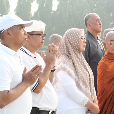 Umat Buddha Gelar Aksi Bersih dan Tabur Bunga di TMP Kalibata Sambut Waisak 2570 BE