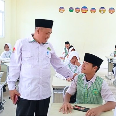 Monitoring Hari Pertama UM, Kasi Pendis Kemenag Kepulauan Seribu Pastikan Pelaksanaan di MIN 17 Berjalan Lancar