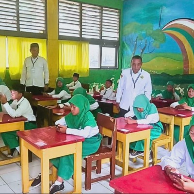 Hari Kedua UM, KanKemenag Kepulauan Seribu Pastikan Ujian di MIN 17 Pulau Kelapa Tertib dan Berintegritas