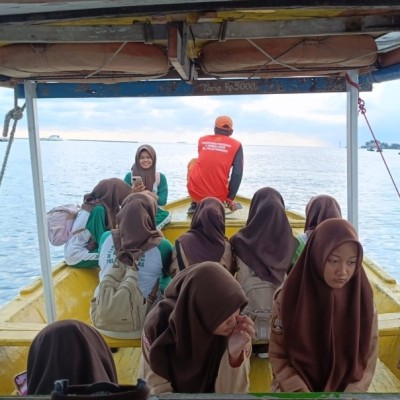Semangat Mengarungi Lautan, Penuh Tekad Civitas MTsN 26 Kepulauan Seribu