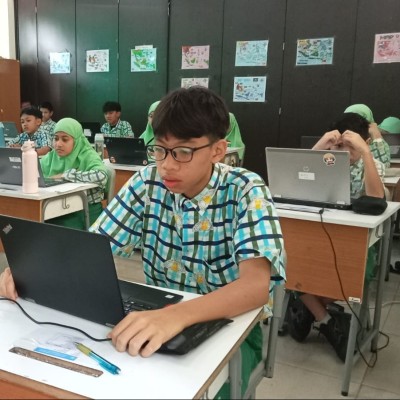 Hari Kedua UM, Siswa MIN 14 Al-Azhar Asy-Syarif Kerjakan PKn dan Fiqih dengan Fokus