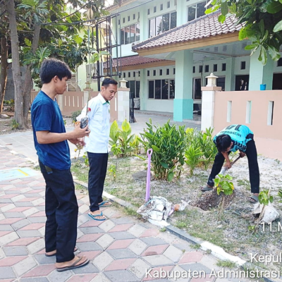 Kemenag Kepulauan Seribu Hijaukan Lingkungan Kantor Lewat Gerakan Penanaman Pohon Ekoteologi