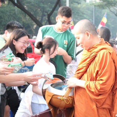 Menuju Tri Suci Waisak 2570 BE, Penyelenggara Buddha Hadiri Pindapata dan Penuangan Eco Enzhyme Bersama