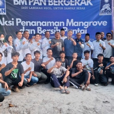 Pasha Ungu Bersama Civitas MTsN 26 Kepulauan Seribu Tanam Mangrove dan Bersihkan Pantai