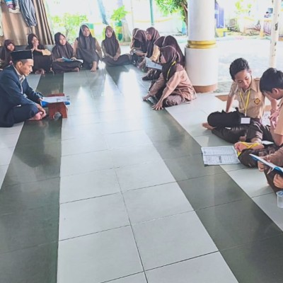 Kasi Bimas Islam Kankemenag Kepulauan Seibu Ajak Siswa MTsN 26 Teladani Rasul Lewat Barzanji