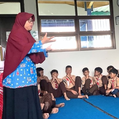 Penyuluh Agama KUA Kepulauan Seribu Utara Bimbing Siswa SMPN 133 Lancar Baca Al-Qur’an