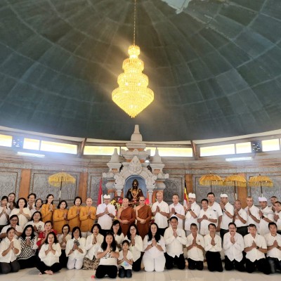 Jelang Hari Raya Tri Suci Waisak 2570 BE, Puja Bakti Bersama Dan Pembacaan Ratana Sutta Menggema Di Vihara Arya Dwipa