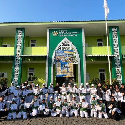 MIN 20 Jakarta Beri Apresiasi Siswa Berprestasi Usai Upacara Hari Senin