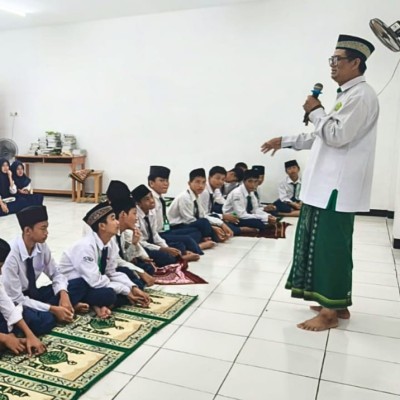Bangun Generasi Berilmu dan Berakhlak, Penyuluh Agama Islam Isi Tausiah di MTsN 26 Kepulauan Seribu
