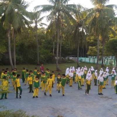 Jum’at Sehat dan Bersih, Siswa MIN 17 Kepulauan Seribu Awali Hari dengan Semangat Positif