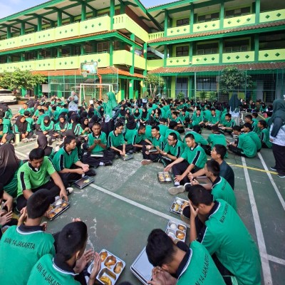 Jumat Sehat dan Bersih: Langkah Kecil MAN 14 Jakarta untuk Lebih Sehat
