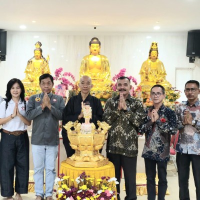 Yu Fo, Ritual Suci Mencurahkan Air Bunga Pada Rupang Bayi Siddhartha Gautama