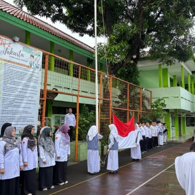Tanamkan Karakter Jujur Sejak Dini, MTsN 2 Jakarta Selatan Gelar Upacara Bendera dan Pembiasaan 5S