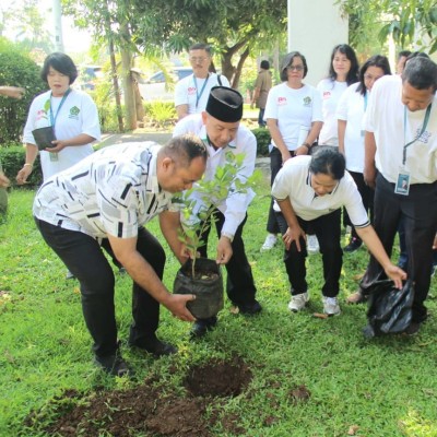 Wujudkan Kemenag Yang Berdampak, Mawardi Ikut Menanam Pohon Di GPIB Jemaat Tugu